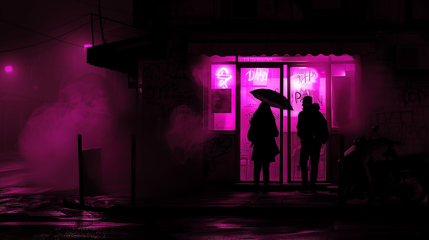 In einer dunklen Gasse ist eine Frau mit einem Regenschirm und ein Mann zu sehen, die vor einem Lokal stehen. Durch die Fenster des Lokals strahlt ein neonpinkes Licht, das durch den Nebel und den Regen hindurch schimmert. Die Szene wirkt mystisch und geheimnisvoll.
